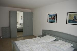リューディングハウゼンにあるMy Home - Ferienwohnungのベッドルーム(ベッド1台、鏡付)