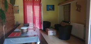 マトマールにあるcalsimunotの木製テーブルと赤い窓が備わる客室です。