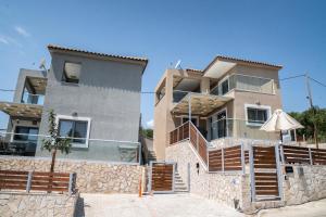 una villa con vista su un edificio di Dream Houses a Lourdata