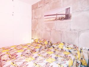 Posteľ alebo postele v izbe v ubytovaní Apartamento con piscina a 150 metros playa Netflix P Video Aire Acondicionado calefacción toallas y sillas playa sombrilla 2 terrazas una sobre piscina centro ciudad 1 Smart TV por habitación