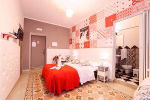 ein Schlafzimmer mit einem Bett mit einer roten Decke in der Unterkunft I Love Piramide in Rom