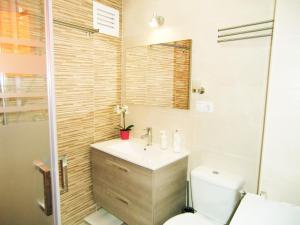 Kúpeľňa v ubytovaní Apartamento con piscina a 150 metros playa Netflix P Video Aire Acondicionado calefacción toallas y sillas playa sombrilla 2 terrazas una sobre piscina centro ciudad 1 Smart TV por habitación