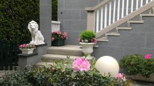 A garden outside B&B LE MAGNOLIE