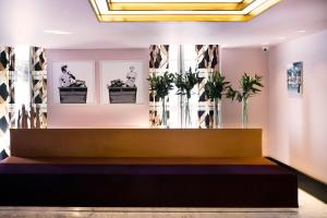 パリにあるホテル サン マルク&スパの植物の壁掛け式待合室