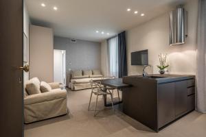A television and/or entertainment centre at Mysuiteshome Apartments