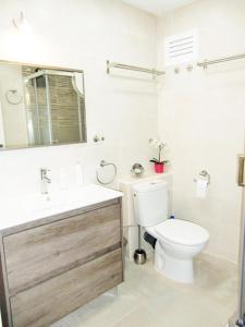 Kúpeľňa v ubytovaní Apartamento con piscina a 150 metros playa Netflix P Video Aire Acondicionado calefacción toallas y sillas playa sombrilla 2 terrazas una sobre piscina centro ciudad 1 Smart TV por habitación