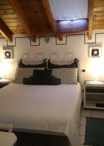A bed or beds in a room at B&B LE MAGNOLIE