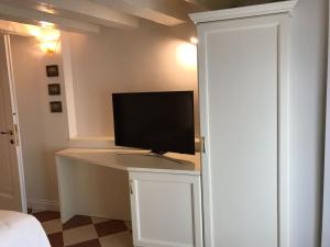 Televízia a/alebo spoločenská miestnosť v ubytovaní Suites alla Maddalena