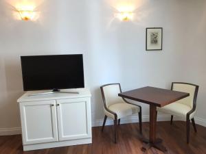 Televízia a/alebo spoločenská miestnosť v ubytovaní Suites alla Maddalena
