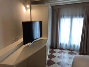 Televízia a/alebo spoločenská miestnosť v ubytovaní Suites alla Maddalena