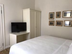 Televízia a/alebo spoločenská miestnosť v ubytovaní Suites alla Maddalena