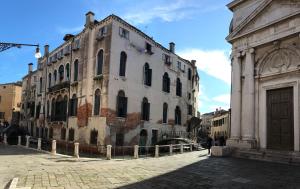 un vecchio edificio in mezzo a una strada di Suites alla Maddalena a Venezia