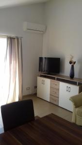 TV a/nebo společenská místnost v ubytování House apartments Ariamare