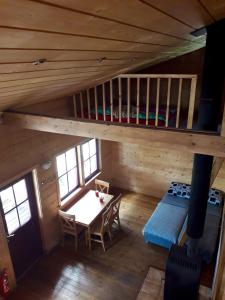 uma vista sobre uma cabina com uma mesa e um beliche em Mucenieki pie Tukuma em Brizule