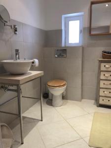 y baño con aseo y lavamanos. en 5c Luxury Apartment Rovinj, en Rovinj