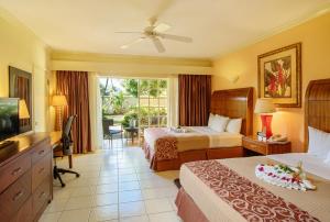 Un pat sau paturi într-o cameră la Bay Gardens Hotel