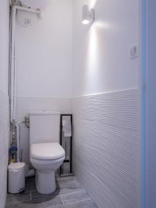 y baño con aseo blanco en una cabina. en Le Vallat vue mer cassis terrasse privative spa jacuzzi barbecue calanques, en Cassis