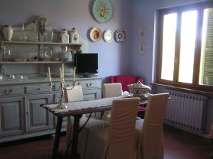 a dining room with a table and chairs at Casa Arezzola in Spoleto