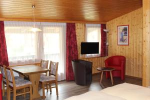 Televizorius ir (arba) pramogų centras apgyvendinimo įstaigoje Hotel Alpha