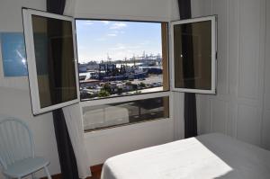 ラスパルマス・デ・グランカナリアにあるApartamento con vistasの窓2つ、テーブル、椅子が備わる客室です。
