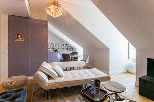 Almaria - Da Corte Apartments | Chiado في لشبونة: غرفة معيشة مع أريكة وطاولة