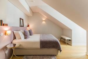 sypialnia z łóżkiem na poddaszu w obiekcie Almaria - Da Corte Apartments | Chiado w Lizbonie