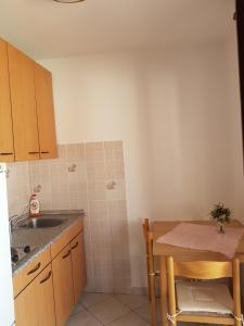 Кухня или мини-кухня в Apartments Denis
