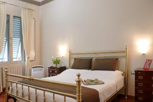 - une chambre avec un lit, deux tables et une fenêtre dans l'établissement Luxury Fiesolana apartment, à Florence