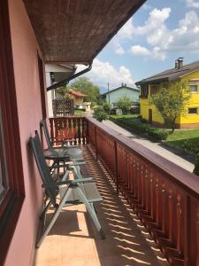 un par de sillas sentadas en el balcón de una casa en APARTMA SABOTIČ en Sedula