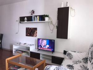 Televízia a/alebo spoločenská miestnosť v ubytovaní Mare Nostrum Beach El Palo Vistas al Mar Terraza ,Aparcamiento
