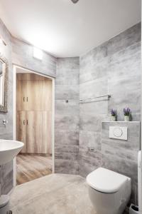un baño con inodoro y lavabo en Apartment Eugen II, en Novi Sad
