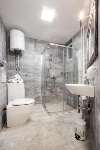 Un baño con ducha, inodoro y lavabo. en Apartment Eugen II, en Novi Sad 26 fotos más