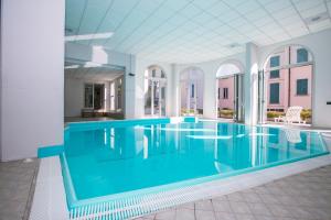 ein Pool mit blauem Wasser in einem Gebäude in der Unterkunft Villa Larius Balcone in Carate Urio