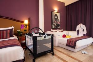 sypialnia z 2 łóżkami i komodą w obiekcie Family Selection at Grand Palladium Vallarta Resort & Spa - All Inclusive w mieście Punta Mita