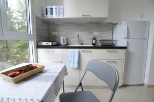 uma cozinha com uma mesa com uma taça de fruta em Olga Beach Apartment 28 em Haifa