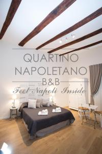 um quarto com uma cama com uma placa na parede em Quartino Napoletano em Nápoles