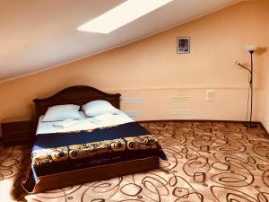 1 dormitorio con 1 cama grande con alfombra en Metropol, en Rostov-on-Don