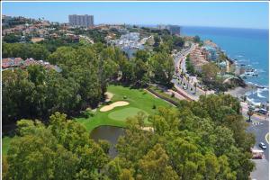 TorremuelleにあるA place under the sun and near the waterの海とゴルフコースの空中ビュー