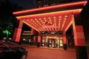 Hotel Leipzig في بلوفديف: يوجد متجر عليه أضواء