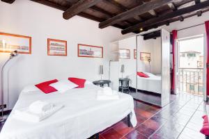 ローマにあるRomantic house with terraceのベッドルーム(赤い枕の大きな白いベッド付)