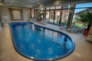 ein großes Schwimmbad in einem Gebäude mit Lobby in der Unterkunft Vila Ambient in Cristian