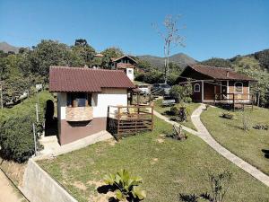 una vista aérea de una casa con patio en Pousada Amor Perfeito, en Visconde De Maua