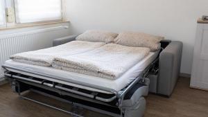 łóżko szpitalne w pokoju z oknem w obiekcie Ferienwohnung Dürr w mieście Dorfprozelten