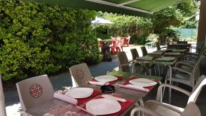 A restaurant or other place to eat at Hostal de la Playa
