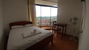 Tempat tidur dalam kamar di Hotel Santorini