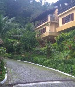 una casa en una colina al lado de una carretera en Casa aconchegante em Guaeca - 8 pessoas, en São Sebastião