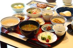 una mesa con tazones de comida en una mesa en Yoyokaku, en Karatsu