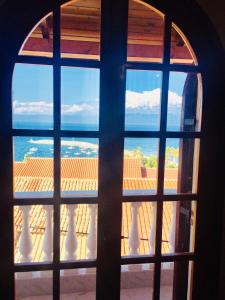una ventana con vistas al océano en SEASIDE apartment, en Koroni