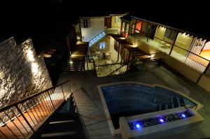 Bazén v ubytování The Library Hotel Wellness Retreat nebo v jeho okolí