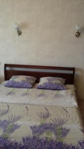 Una cama con dos almohadas encima. en Apartment on Rusanivska 16 en Kiev